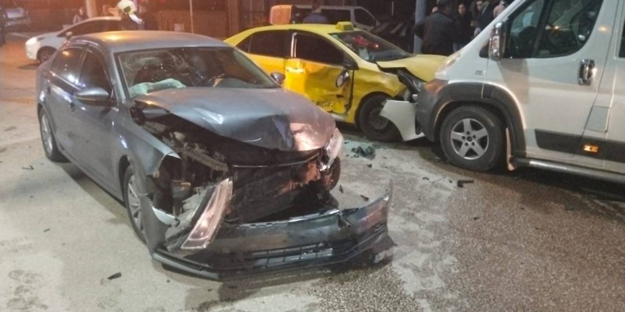 Zincirleme Kazada Maddi Hasar Oluştu