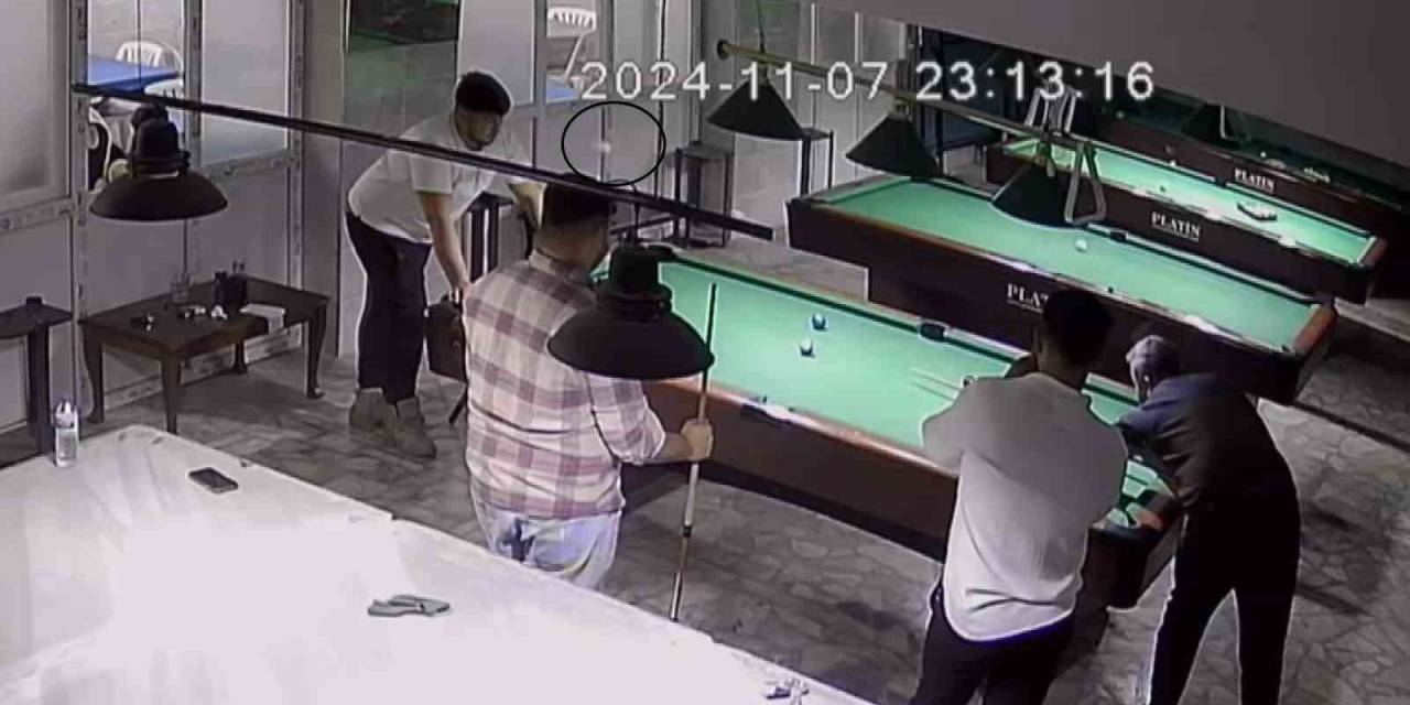 Kafasına Bilardo Topu Gelen Genç Yere Yığıldı, Arkadaşları Kahkahaya Boğuldu