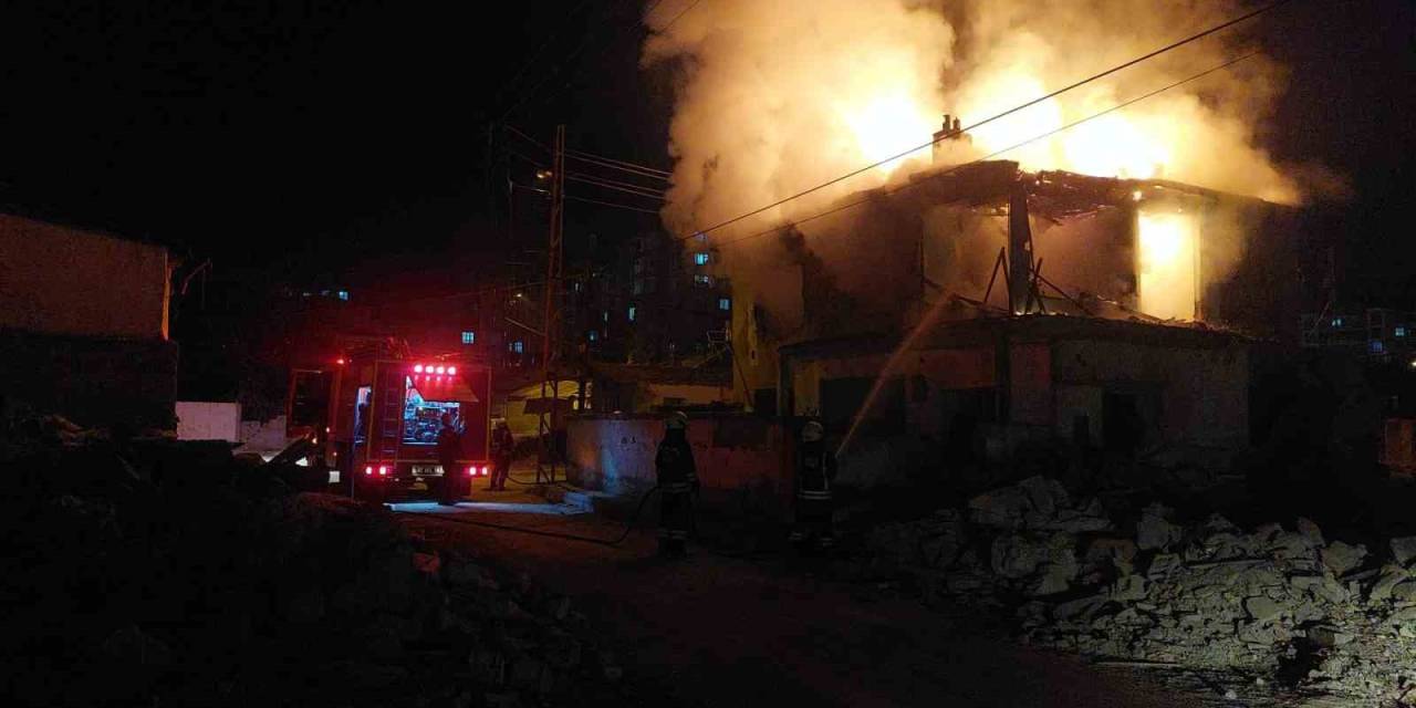 Aynı Sokak Üzerinde 3 Metruk Ev Sırayla Yandı