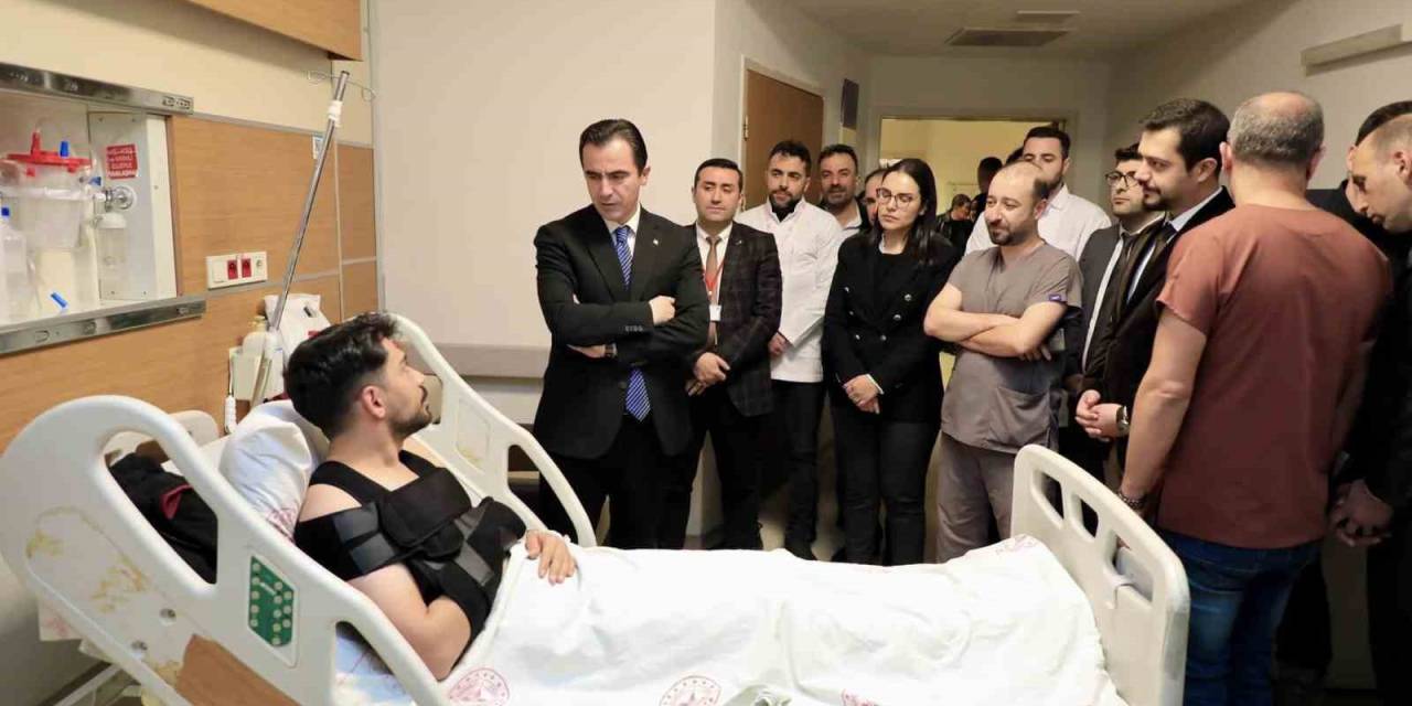 Vali Karakaya Kazada Yaralanan Sağlık Çalışanları Ve Vatandaşları Ziyaret Etti