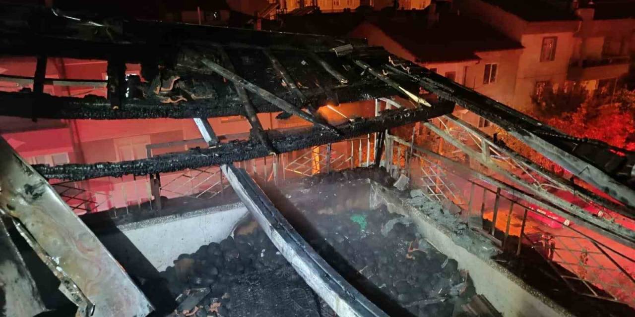 Karaman’da 2 Katlı Binanın Çatı Katında Korkutan Yangın