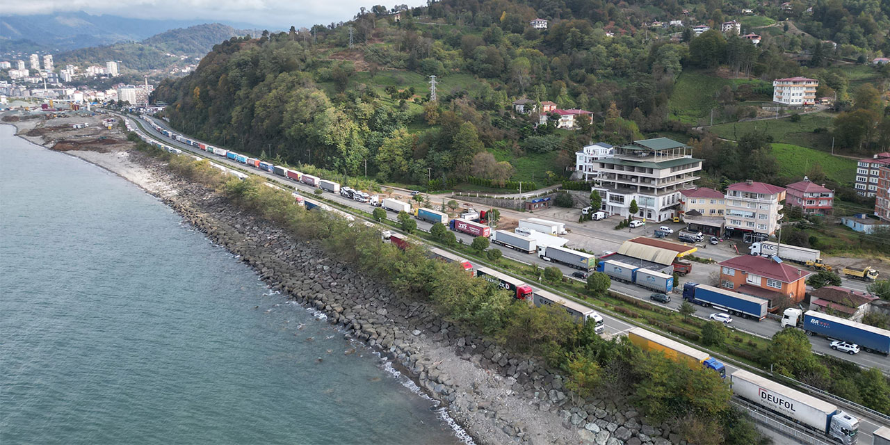 Sarp Sınır Kapısı'nda tırlar kilometrelerce kuyruk oluşturdu