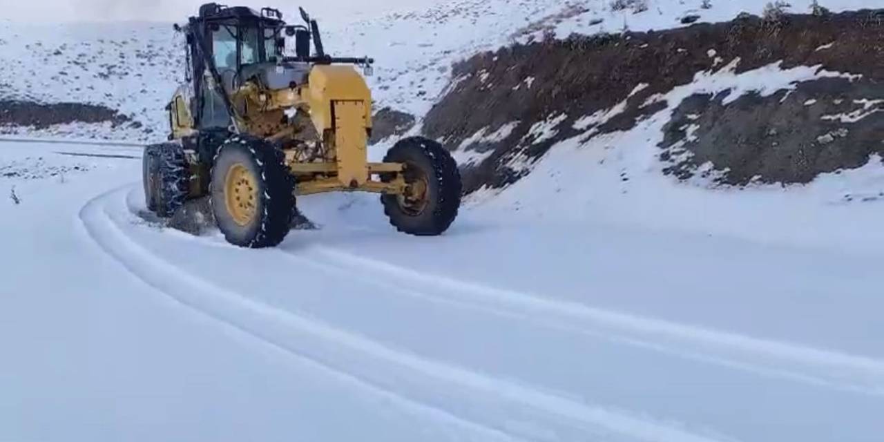 Şırnak’ta Mevsimin İlk Karı Köy Yolunu Kapattı, Ekipler Seferber Oldu