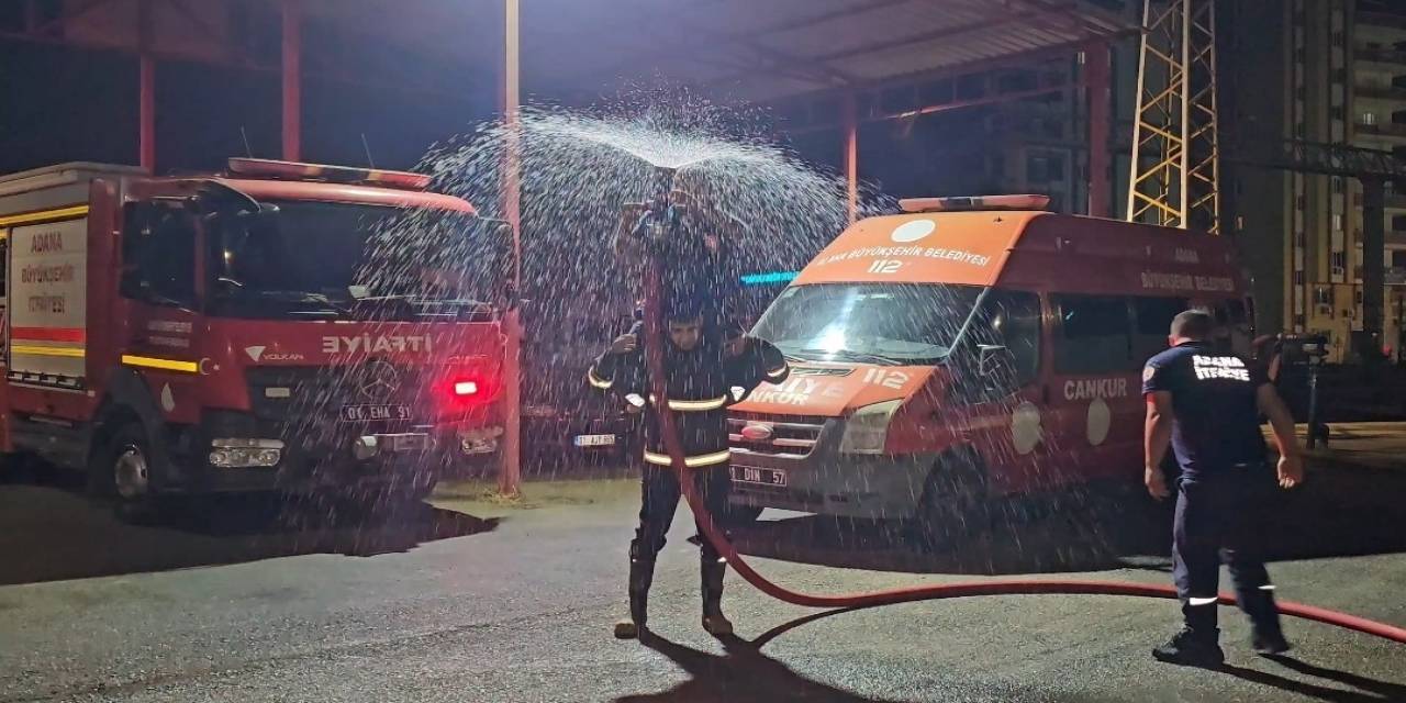 Emekli Olan İtfaiye Erine Sulu Kutlama