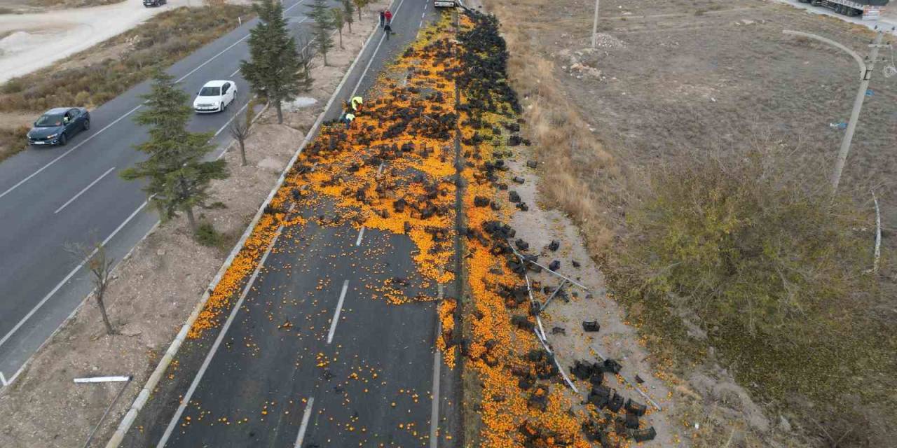 10 Ton Mandalina Kara Yolunu Yarım Saat Ulaşıma Kapattı