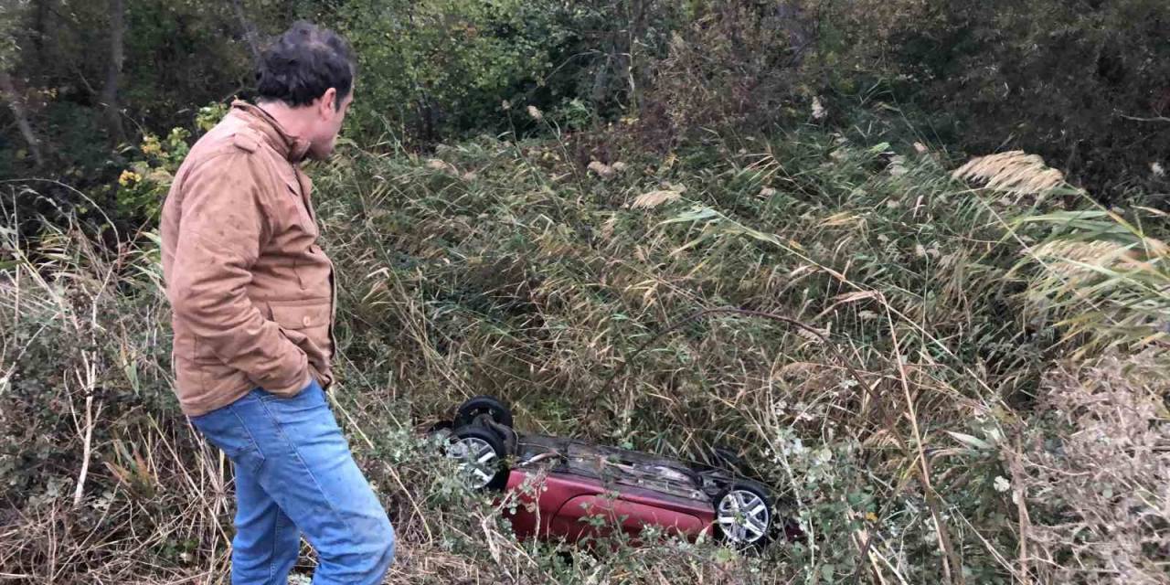 Takla Atarak Dereye Uçan Otomobilden Burnu Bile Kanamadan Çıktı