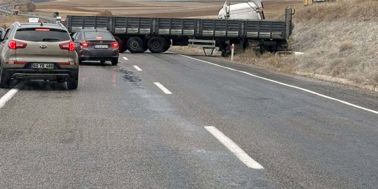 Yoldan Çıkan Tır Trafiği Kapadı