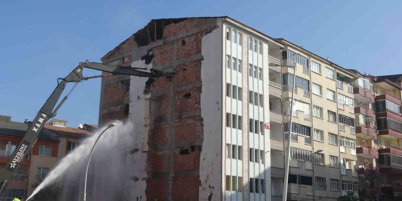 Malatya’da Ağır Hasarlı Binaların Yıkımlarında Sona Doğru