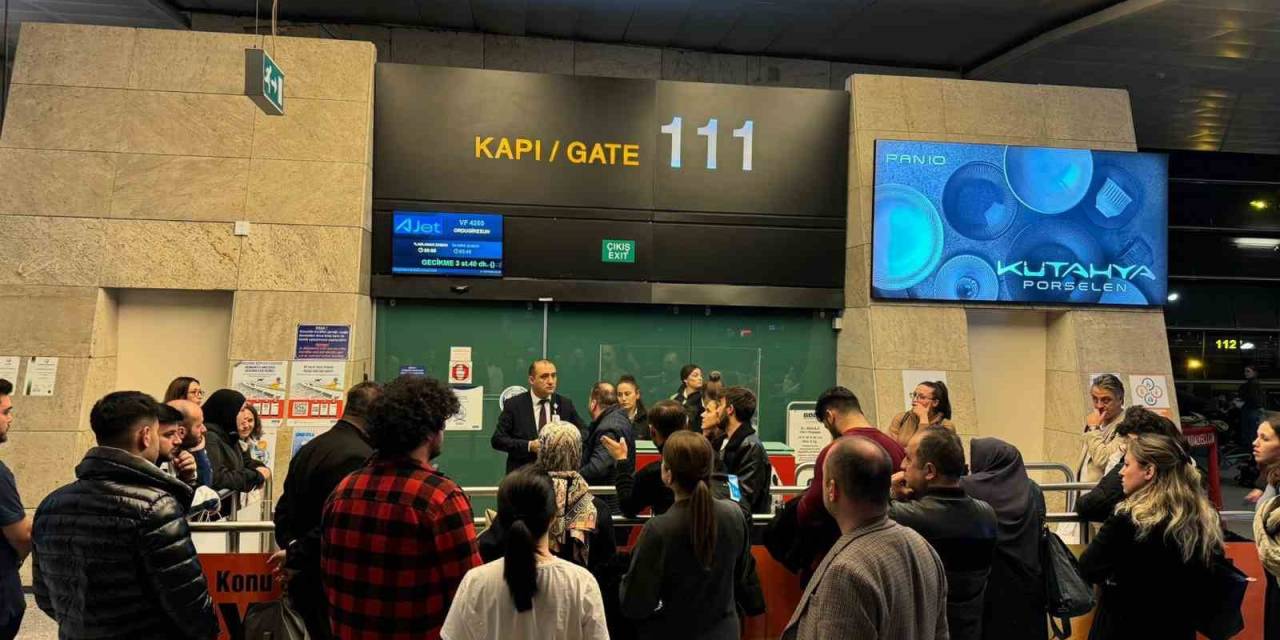 Ordu-giresun Uçuşunda Rötar Krizine Yolcular Tepki Gösterdi