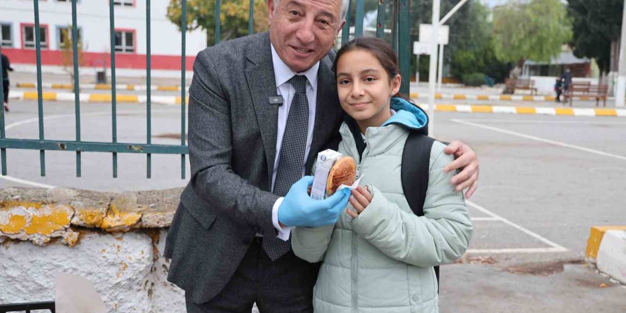 Güzelbahçe Belediyesi Her Gün Bin 500 Öğrenciye Süt Ve Poğaça Dağıtacak