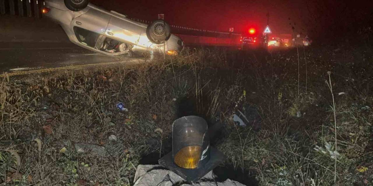 Kontrolden Çıkan Araç Sis İkaz Lambasına Çarpıp Takla Attı: 3 Yaralı