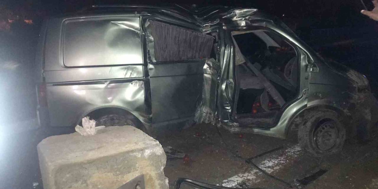 Sivas’ta Minibüs Aydınlatma Direğine Çarptı: 1’i Ağır 2 Yaralı