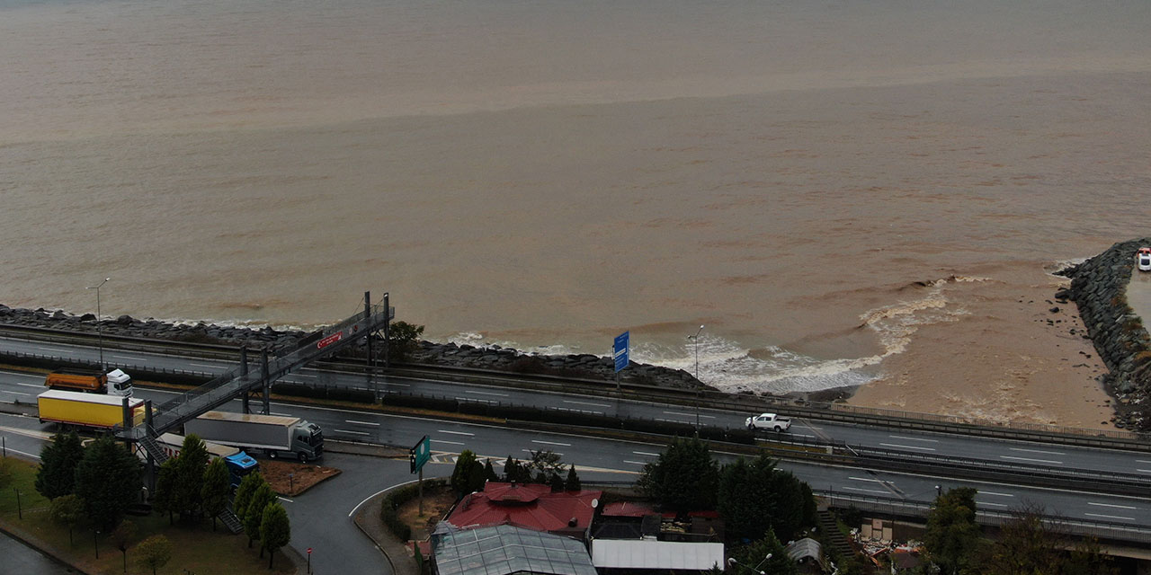 Rize'de yoğun yağışın ardından derelerin getirdiği çamur denizin rengini değiştirdi