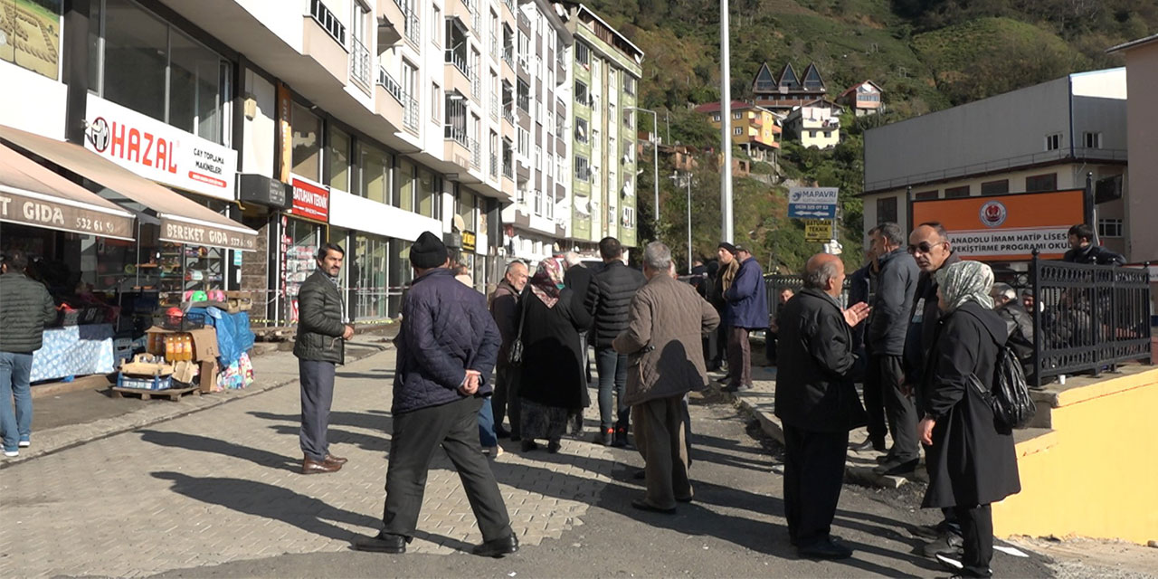 Rize'de heyelan nedeniyle tahliye edilen apartman sakinlerinin bekleyişi sürüyor