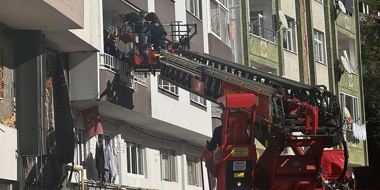 Rize'deki heyelanda evlerinden tahliye edilen vatandaşlar AFAD kontrolünde eşyalarını alıyor