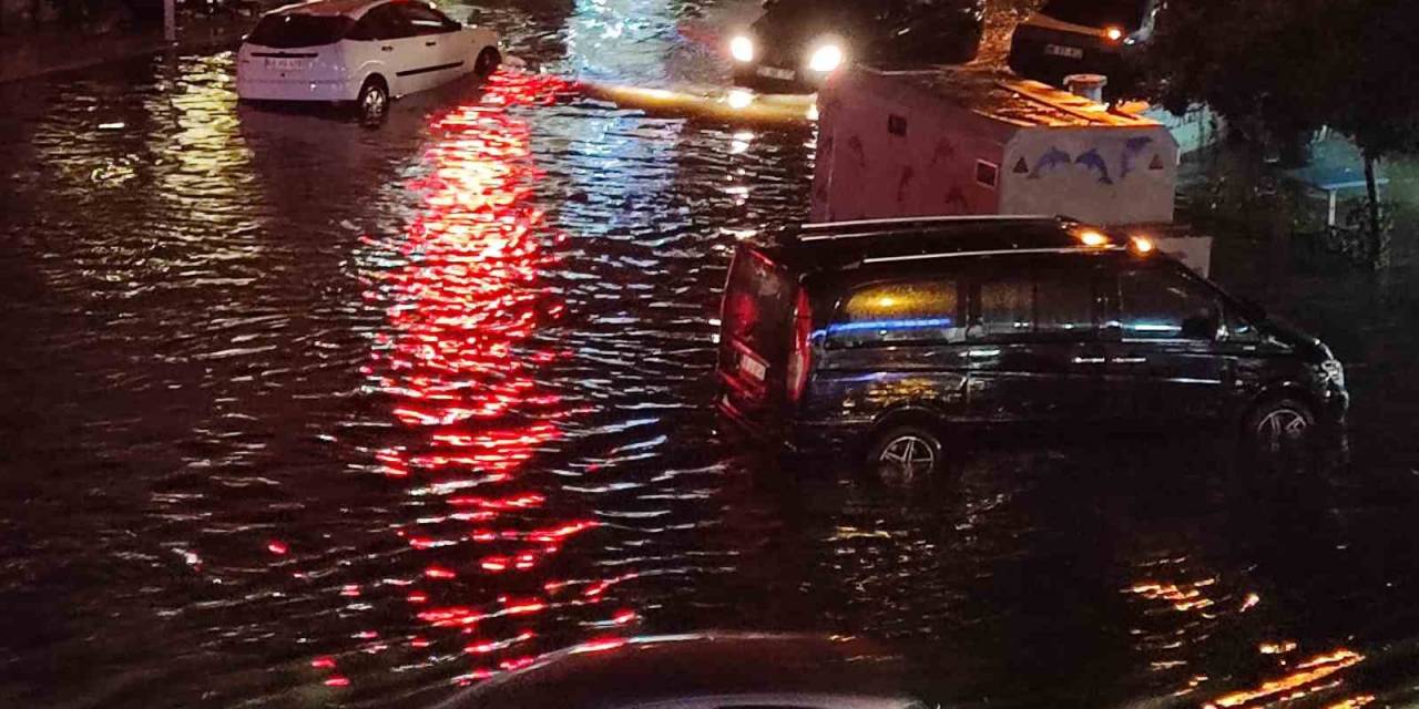 Fethiye’de Sağanak Yağış Yolları Göle Çevirdi