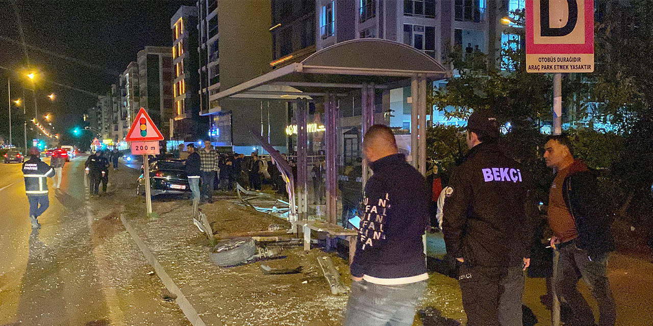 Samsun'da otomobil otobüs durağına çarptı, 3 üniversite öğrencisi yaralandı