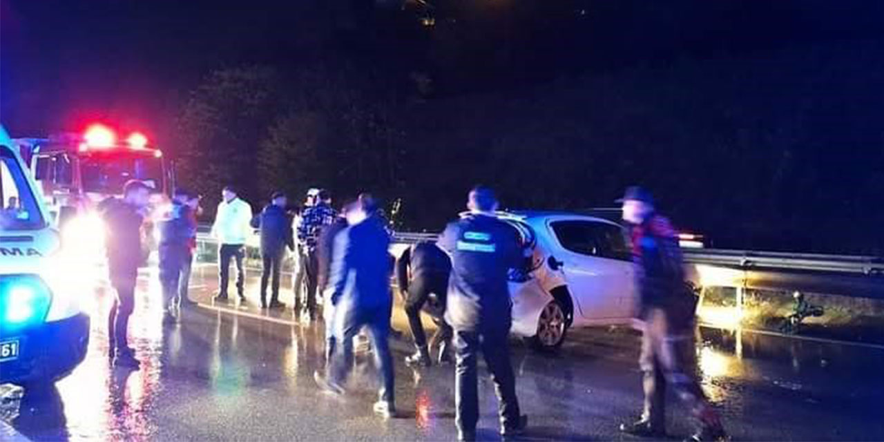 Emniyet şeridinde bekleyen araca otomobilin çarpması sonucu 2 kişi öldü, 3 kişi yaralandı