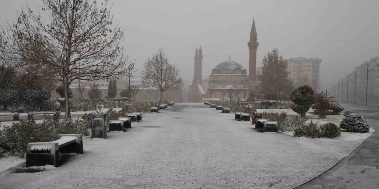 Sivas’ta Özlenen Kar Kent Merkezine Düştü, Sürücüler Hazırlıksız Yakalandı