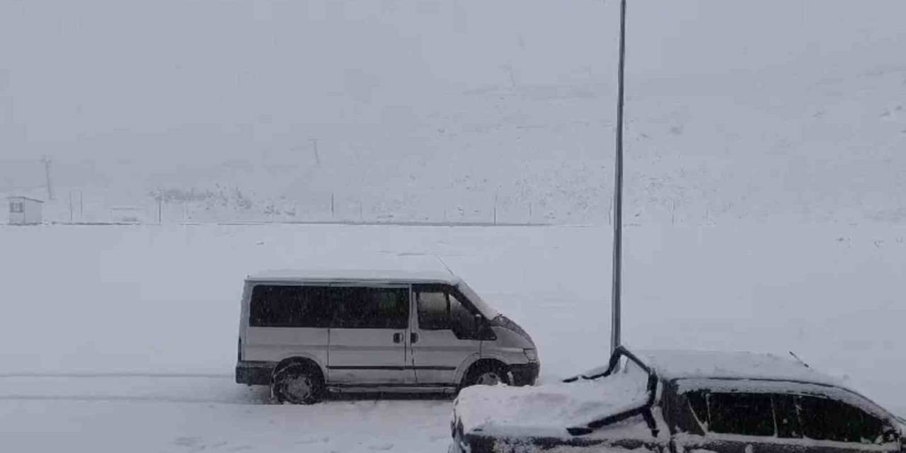 Hakkari’de Kar Kalınlığı 30 Santimetreye Ulaştı