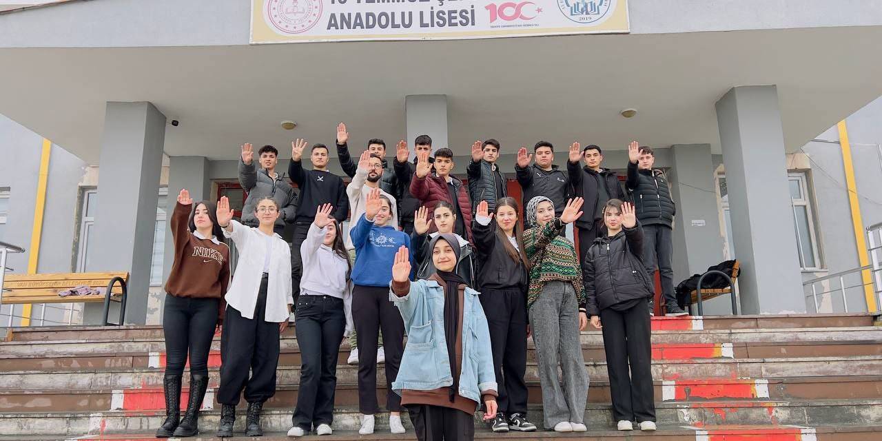 Lise Öğrencileri ‘Kadına Şiddete Dur’ Demek İçin Kameraların Karşısına Geçtiler