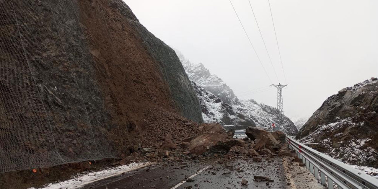 Heyelan nedeniyle Artvin-Yusufeli karayolu ulaşıma kapandı