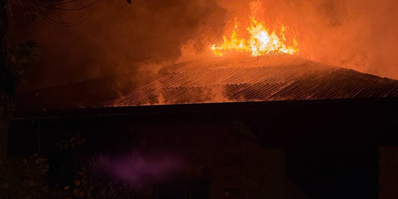 Sakarya’da Üç Katlı Evin Çatısı Alev Topuna Döndü