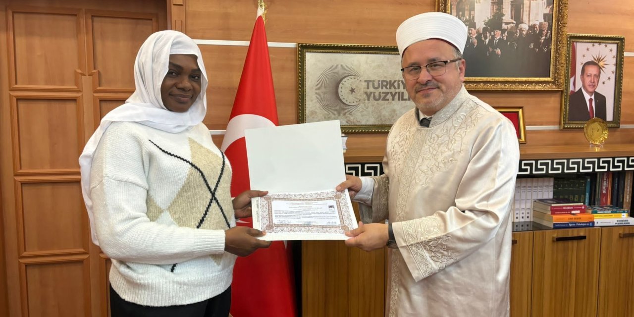 Kolombiyalı Paola Müslüman Olup, Meryem Adını Aldı