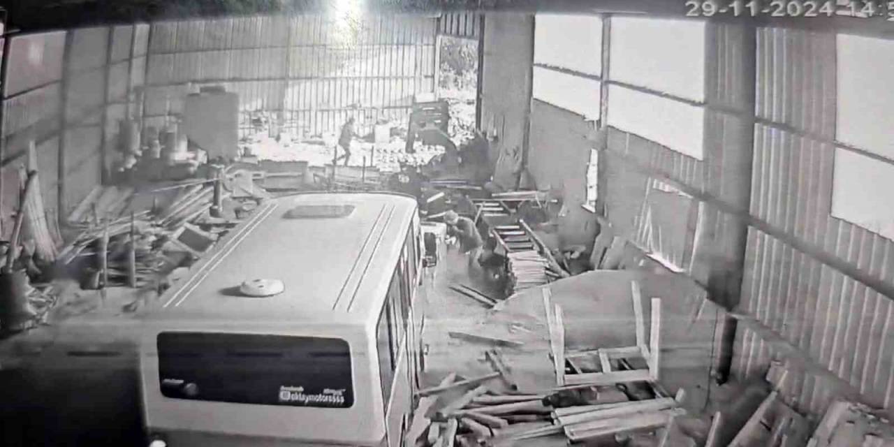 28 Yaşındaki Genç Babasının Çalıştığı Atölyeye Minibüsle Daldı