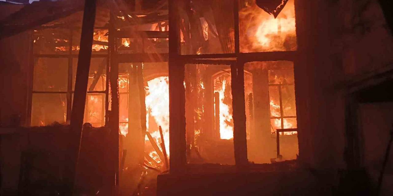 Kırkağaç’ta Çıkan Ev Yangını: 1 Ölü