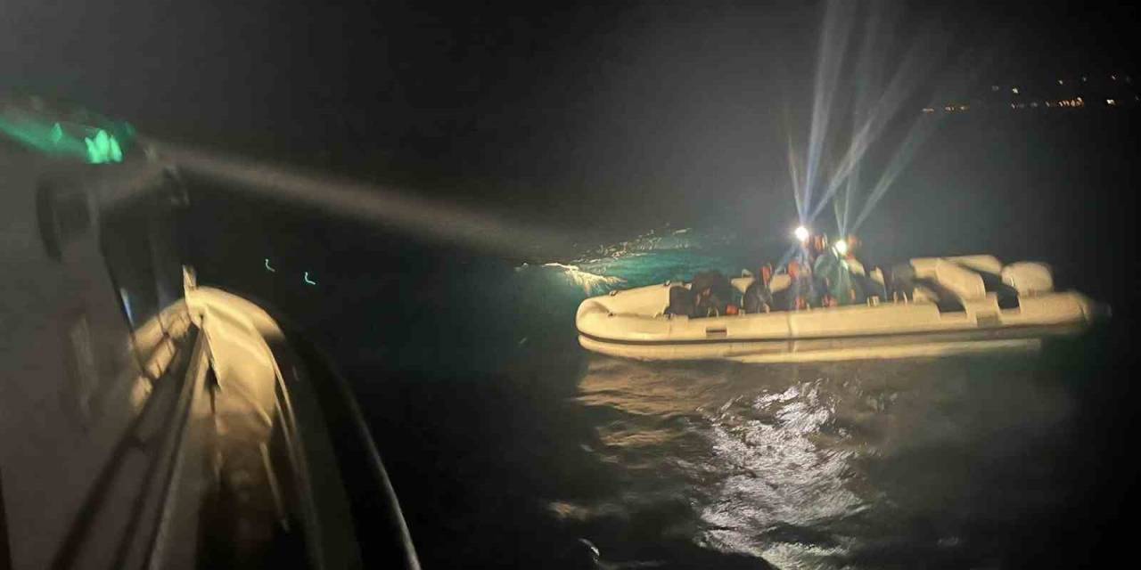 Çanakkale’de Motoru Arızalanan Lastik Botla Sürüklenen 12 Kaçak Göçmen Kurtarıldı