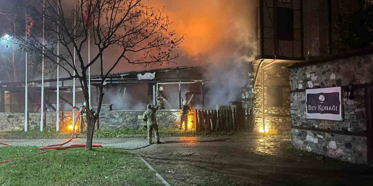 Bursa’da 2 Katlı Otelin Çatısında Yangın: Alevler Geceyi Aydınlattı