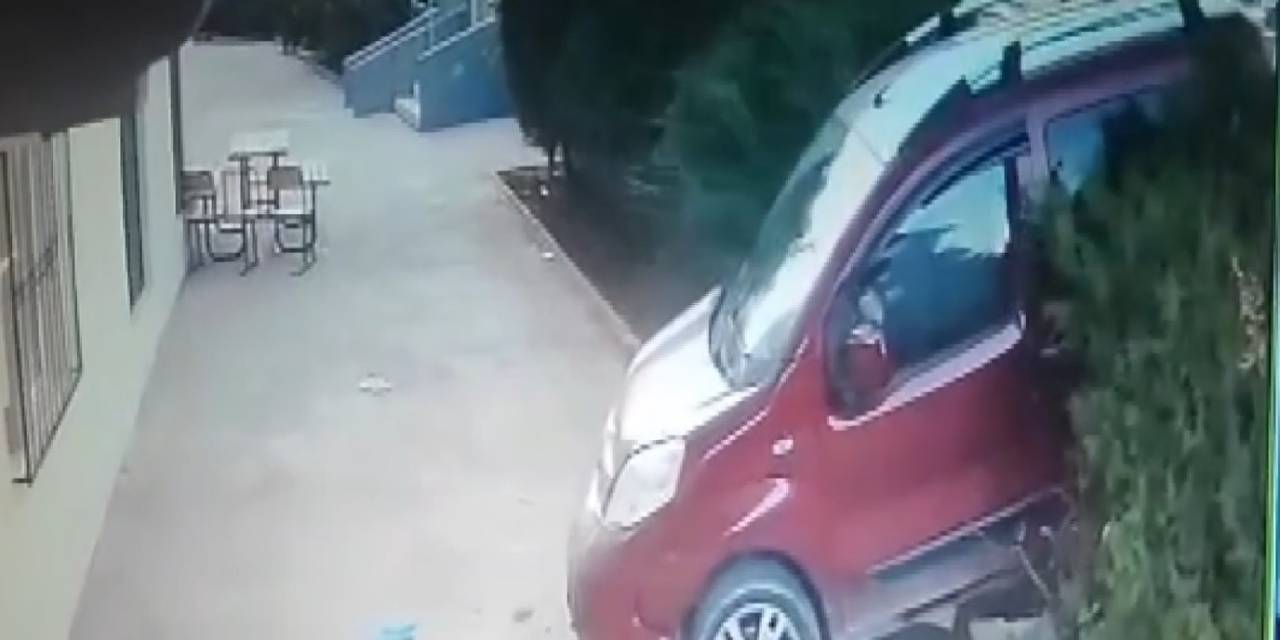 Kontrolden Çıkan Araç Apartman Bahçesine Daldı