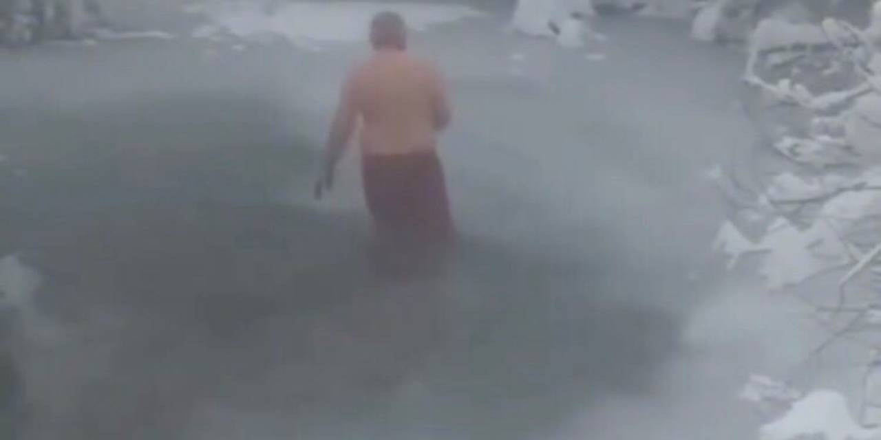 Gümüşhane’de 70 Yaşındaki Adam Buz Tutan Çayda Yüzüyor