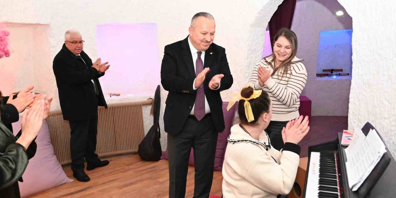 Vali Fidan Engelli Bireylerle Atölye Çalışmasına Katıldı