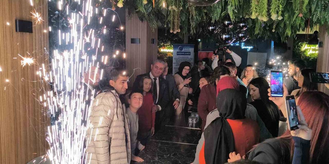 Pasta Kesip Oyunlar Oynadılar