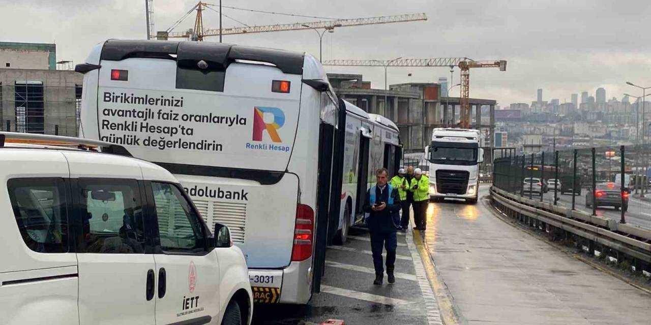 Metrobüs Yolunda Korkutan Kaza: Yolcu Metrobüsten Yola Düştü
