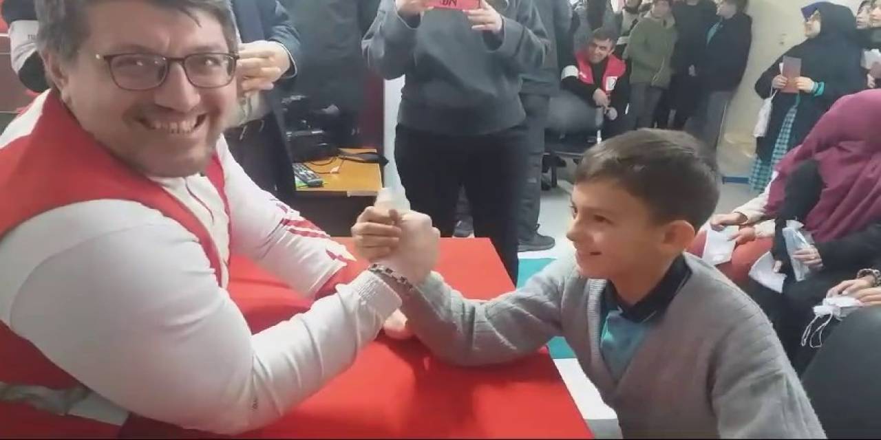 Şampiyonun Bileğini Bükmeye Çalıştılar