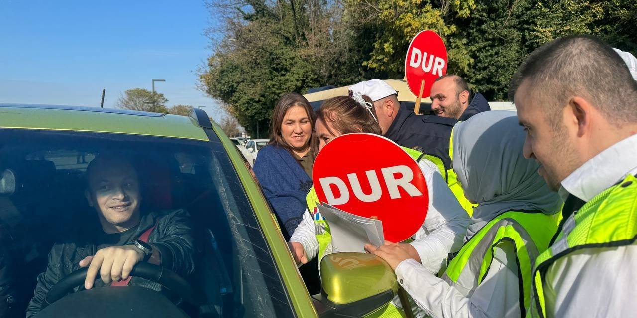 Engelli Bireyler Trafik Görevlisi Oldu, Sürücüleri Uyardı