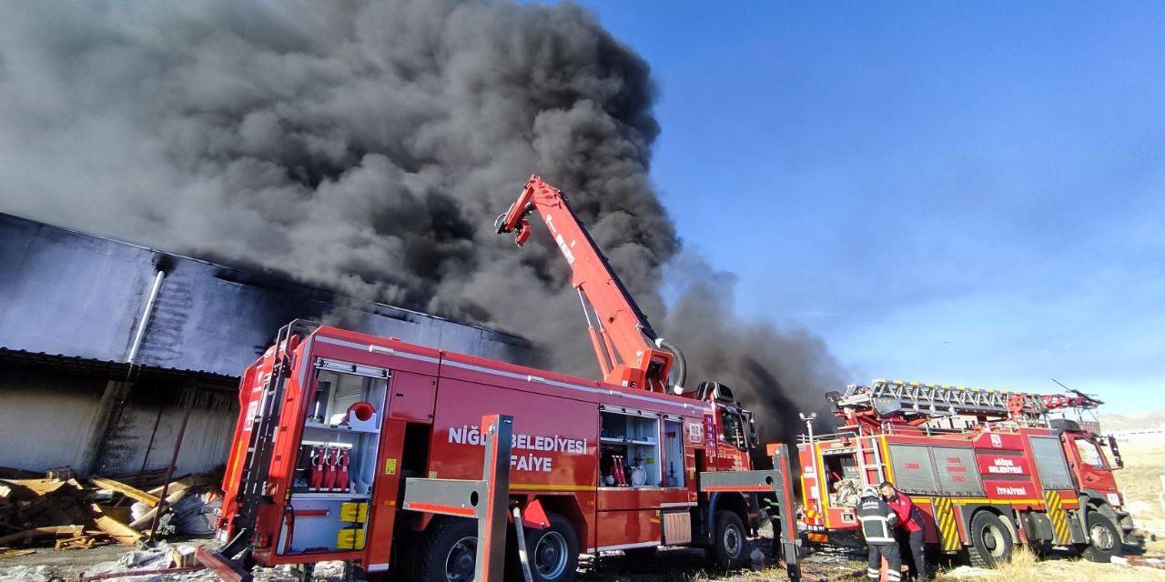 Niğde’de Plastik Çerçeve Fabrikasında Çıkan Yangın Söndürüldü