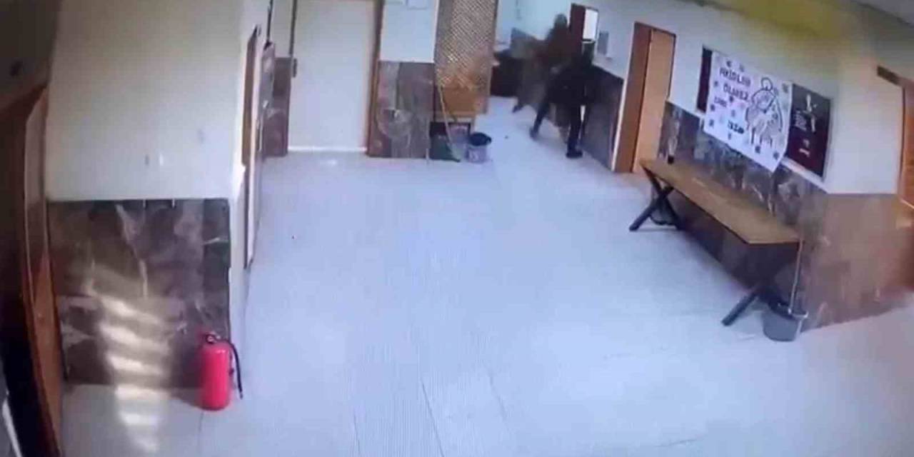 Ağabeyi 2 Öğretmeni Dövdü, Kadın Öğretmen Açığa Alındı