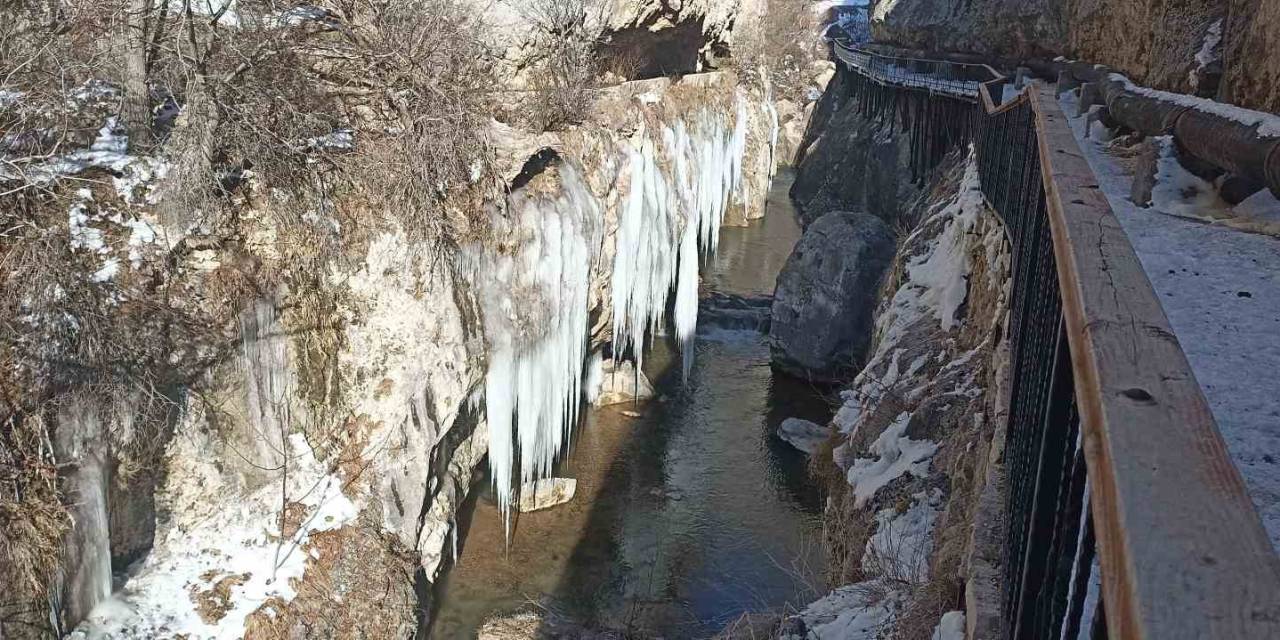 Turistik Vadide Dev Buz Sarkıtları Oluştu