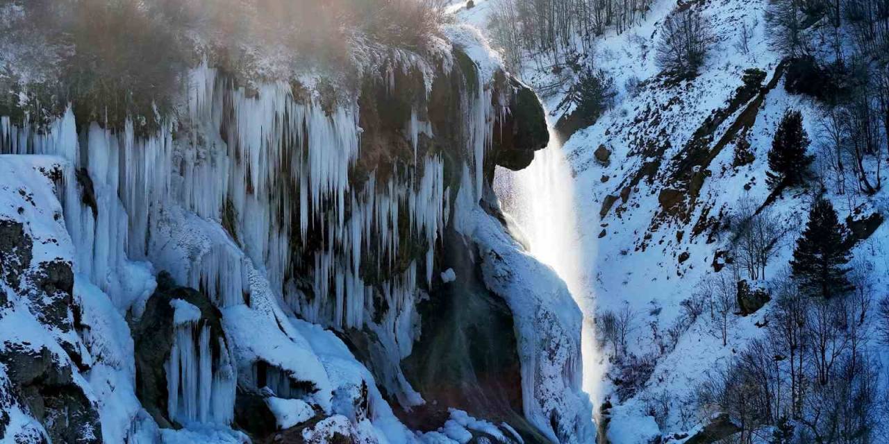 Sivas’ta Hayat Dondu, Ünlü Şelalede Dev Buz Sarkıtları Oluştu