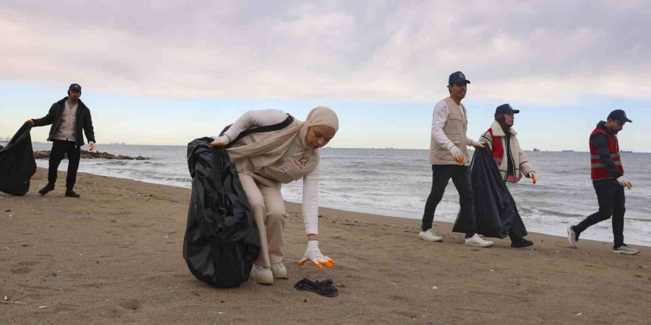 Bilim Merkezini Gezen Gençler, Viranşehir Sahilinde Temizlik Yaptı