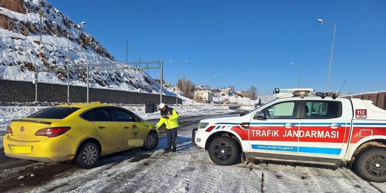 Jandarma Erzurum’da 33 Bin 50 Aracı Kontrol Etti