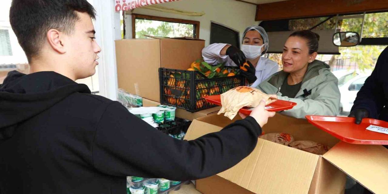 Selçuk Kent Lokantası Öğrenci Otobüsü Büyük İlgi Gördü