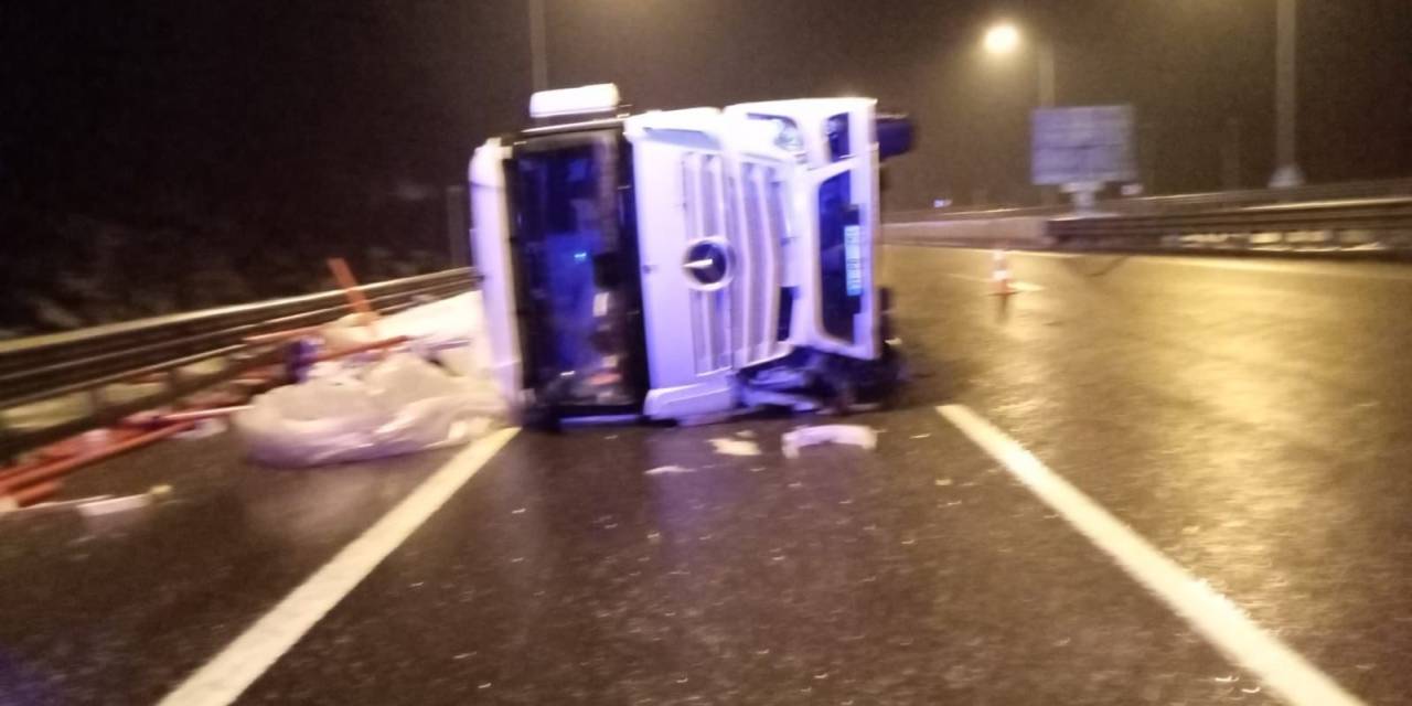 Tem’de Devrilen Tırın Dorsesindeki Malzemeler Yola Saçıldı