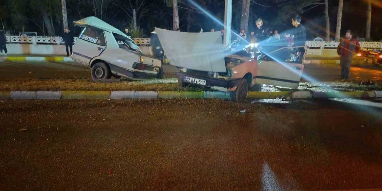 Aydınlatma Direğine Çarpan Otomobil İkiye Bölündü: 2 Ağır Yaralı