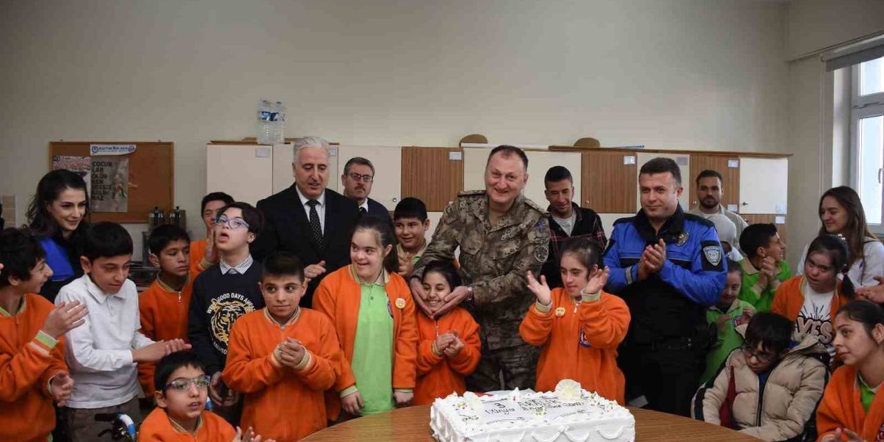 Erzincan Polisi Dünya Engelliler Gününde Öğrencileri Unutmadı