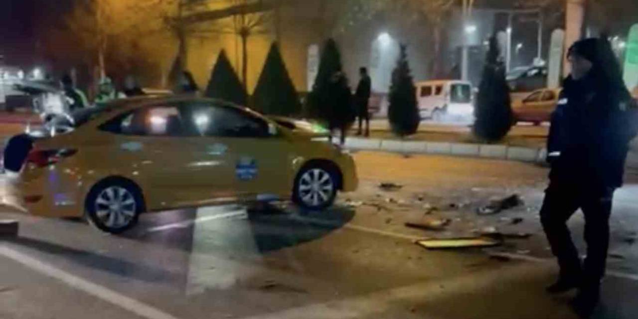 Ticari Taksi Kırmızı Şıkta Bekleyen Araçlara Çarptı: 2 Yaralı